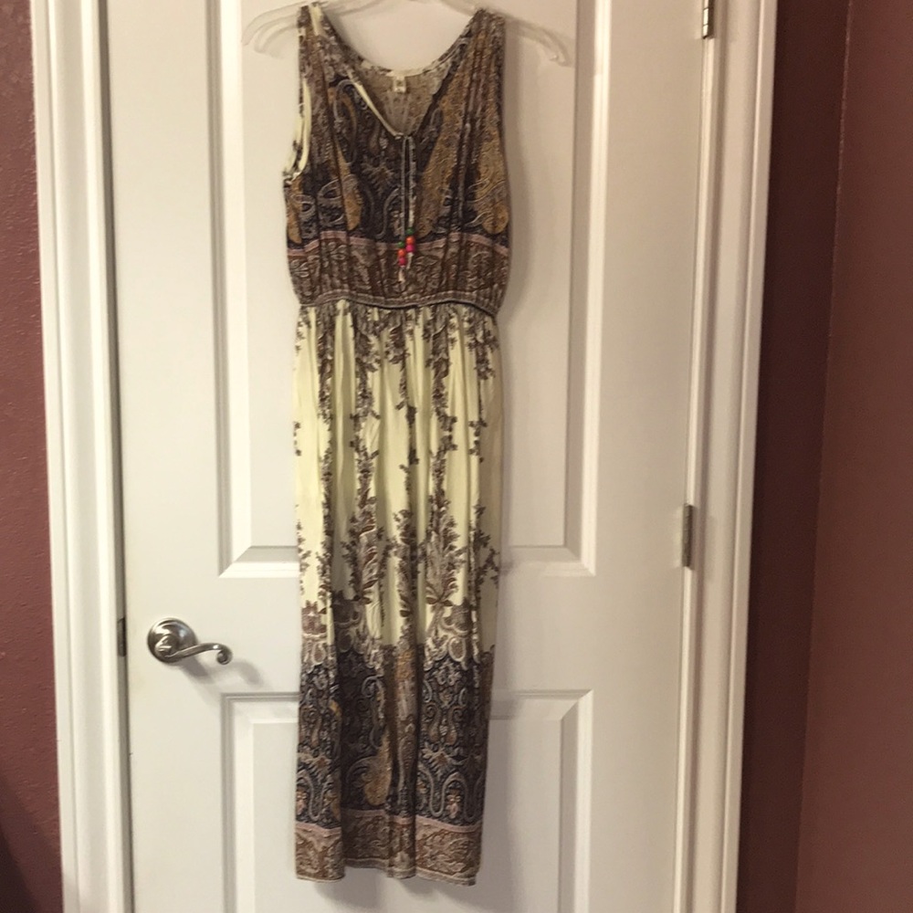 Beautiful summer dress.Tag says large, but fits more like medium.Never worn.